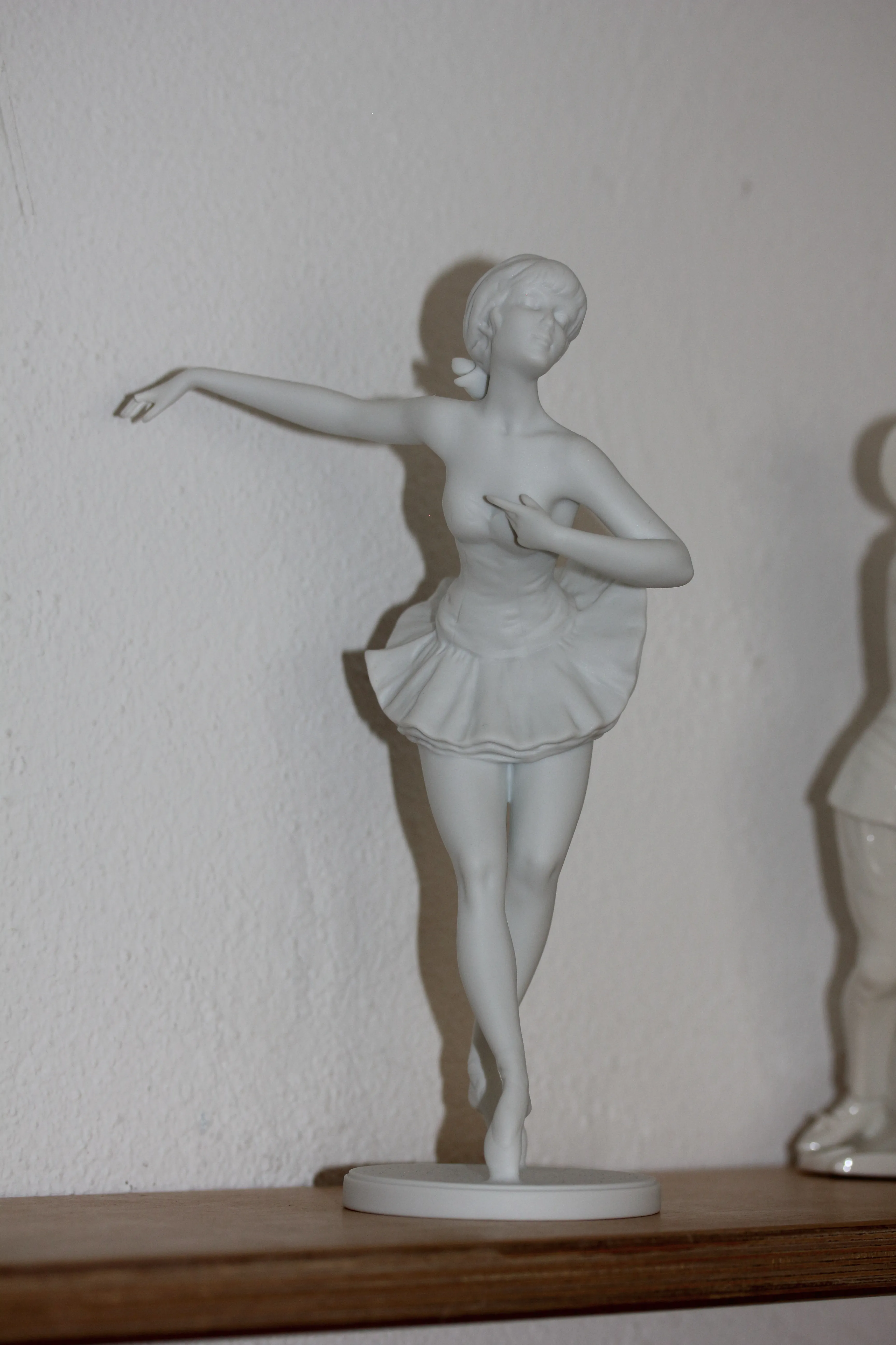 Diese Ballerina war an den Füßen agebrochen und kann nun wieder stehen. Fehlstellen an der Hand wurden nach Kundenwunsch nicht restauriert.